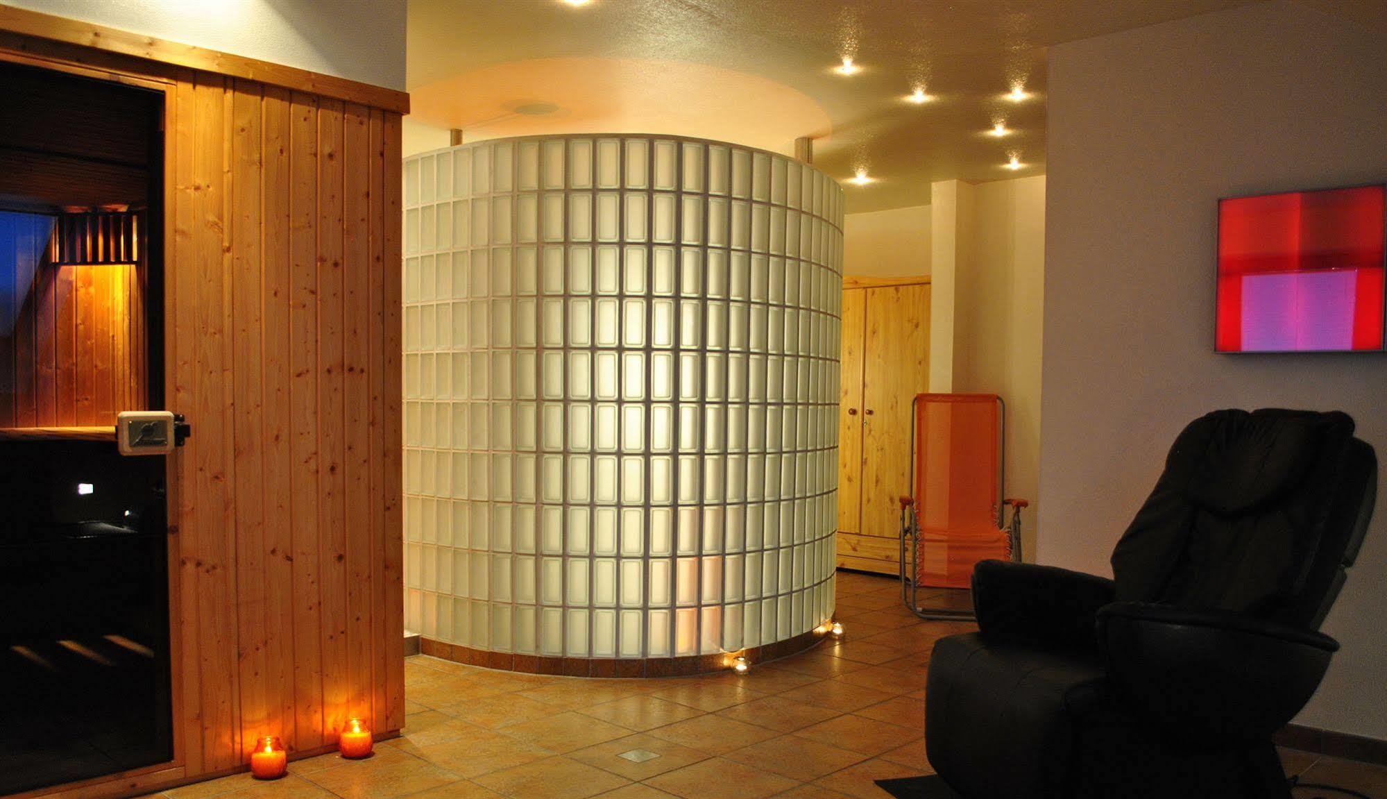 Hotel Hellers Twenty Four I -24H-Check-In- Friedrichshafen Buitenkant foto